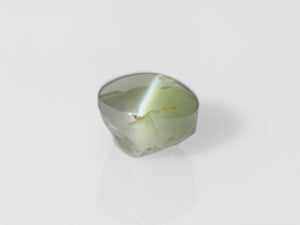 8800310-cabochon-intense-green-changing-to-greenish-brown-igi-india-natural-alexandrite-cat's-eye-3.15-ct