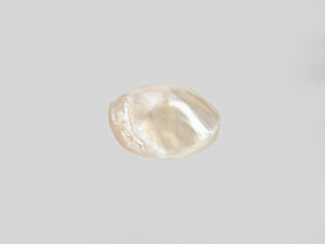 8801076-cabochon-creamy-white-with-a-golden-sheen-venezuela-natural-pearl-3.26-ct