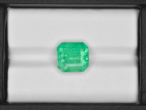 8801308-octagonal-lustrous-green-grs-colombia-natural-emerald-5.81-ct